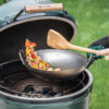 Ocelová wok pánev Big Green Egg s bambusovou špachtlí - Image 2