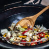 Ocelová wok pánev Big Green Egg s bambusovou špachtlí - Image 3