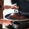 Big Green Egg Litinový rendlík na omáčky s potíracím štětečkem - Image 3