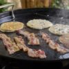 Celoplošná litinová plancha pro kotlové grily Weber 57 cm - Image 2