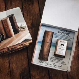 La Plantation Dárková sada s luxusním mlýnkem z ořešáku s černým Kampotským pepřem