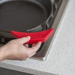 Červený ochranný silikonový návlek na madlo litinové pánve Lodge