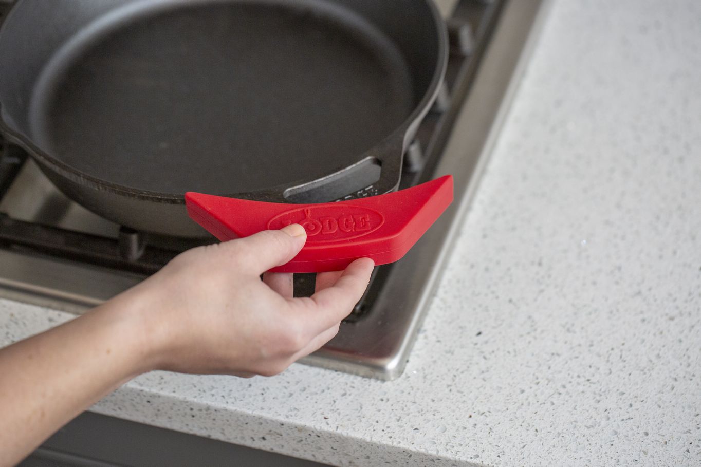 Červený ochranný silikonový návlek na madlo litinové pánve Lodge - Obrázek 2