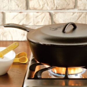 Hluboká litinová pánev Lodge 30 cm s poklicí