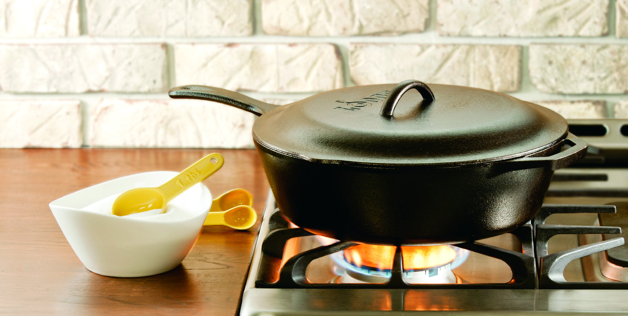 Hluboká litinová pánev Lodge 30 cm s poklicí - Obrázek 2