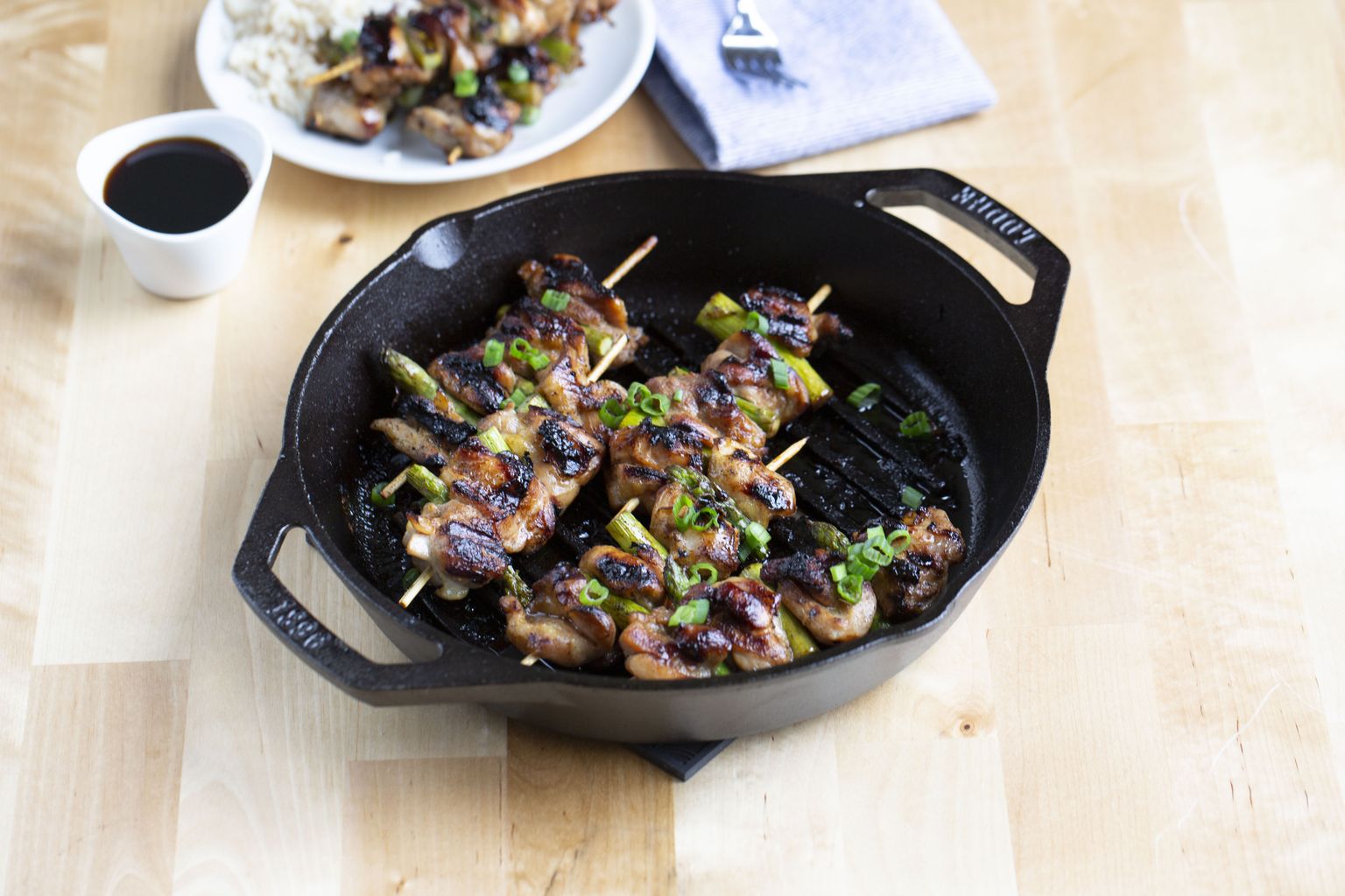 Grilovací litinová pánev Lodge 26 cm se dvěma madly - Obrázek 3