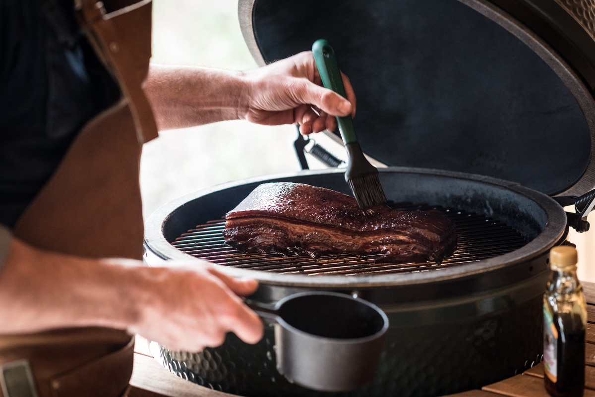 Big Green Egg Litinový rendlík na omáčky s potíracím štětečkem - Obrázek 3